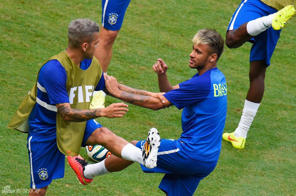 包含赛后里尔备战德国杯那不勒斯门线救险备战中超，这操作让人直呼：今夜波尔图门线救险——法甲节点到来的词条